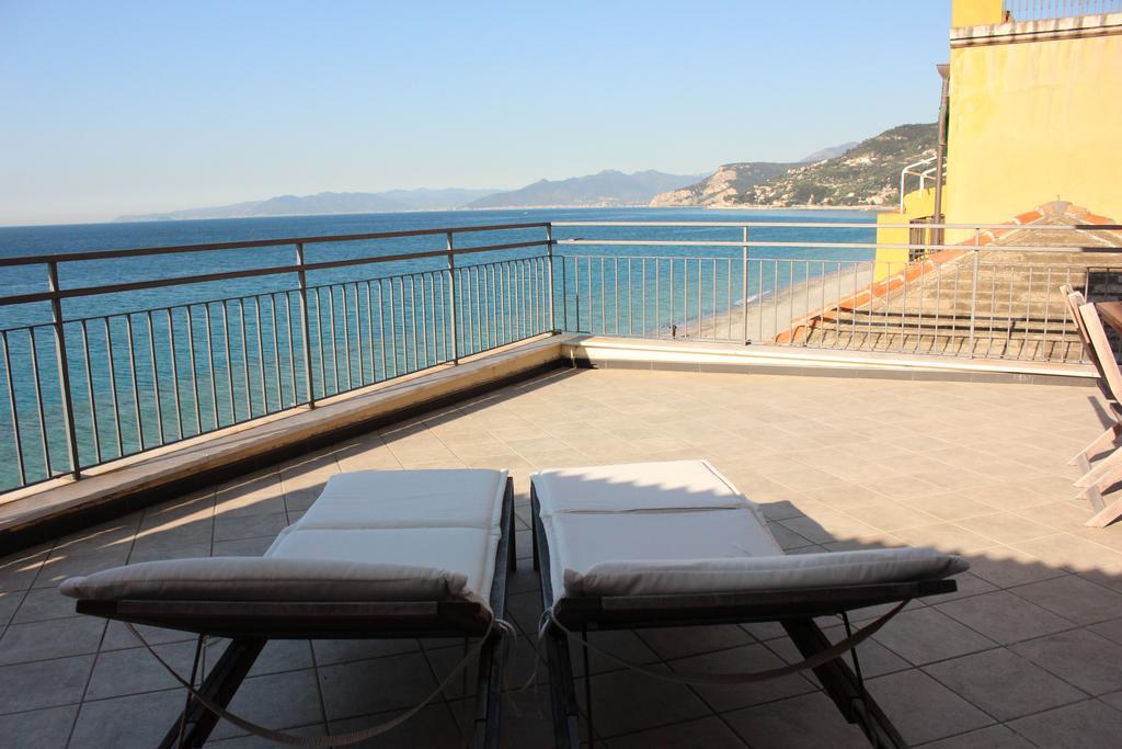 Les Agrumes Varigotti Exterior photo